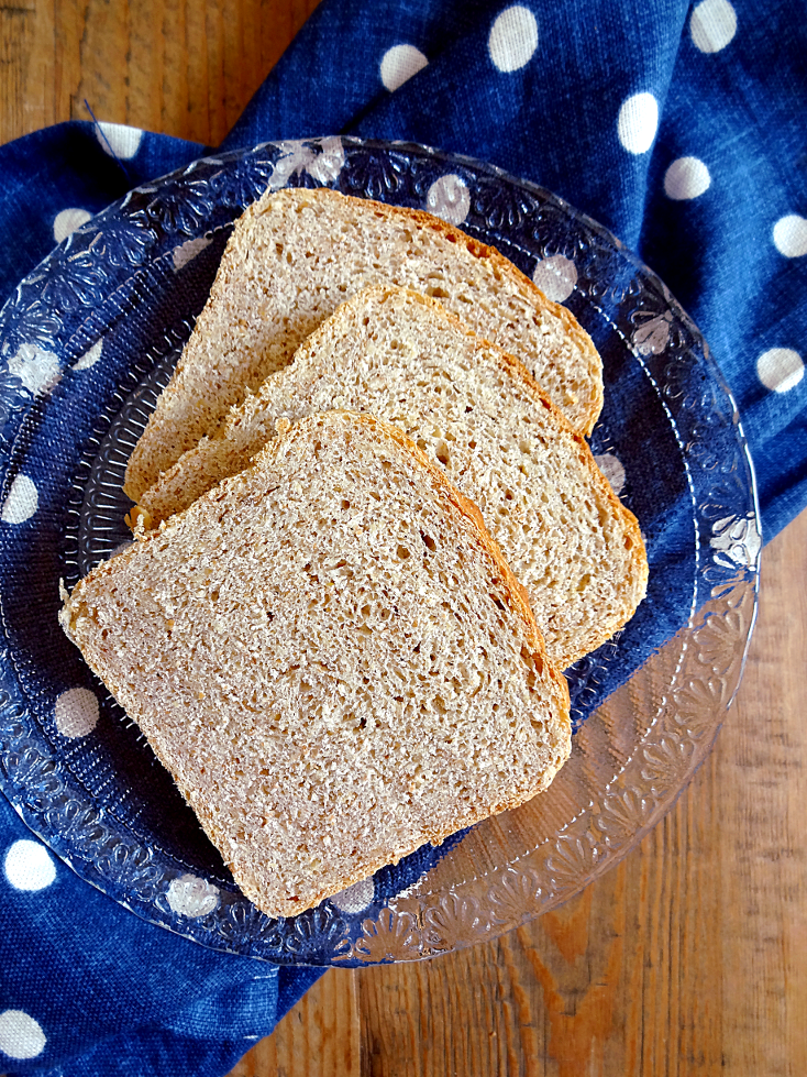 http://www.twoofakindcooks.com/wp-content/uploads/2014/07/Honey-Oat-Pain-de-Mie_sliced.png