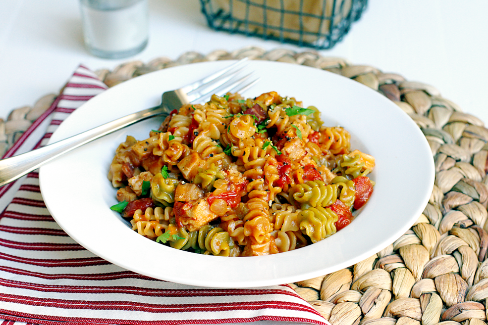 One-Pot Pasta with Chicken, Bacon and BBQ Sauce_close