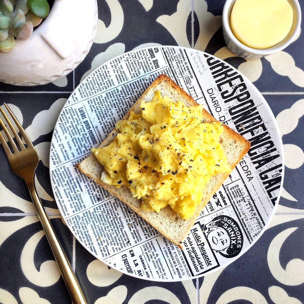 Image of scrambled eggs on pain de mie.