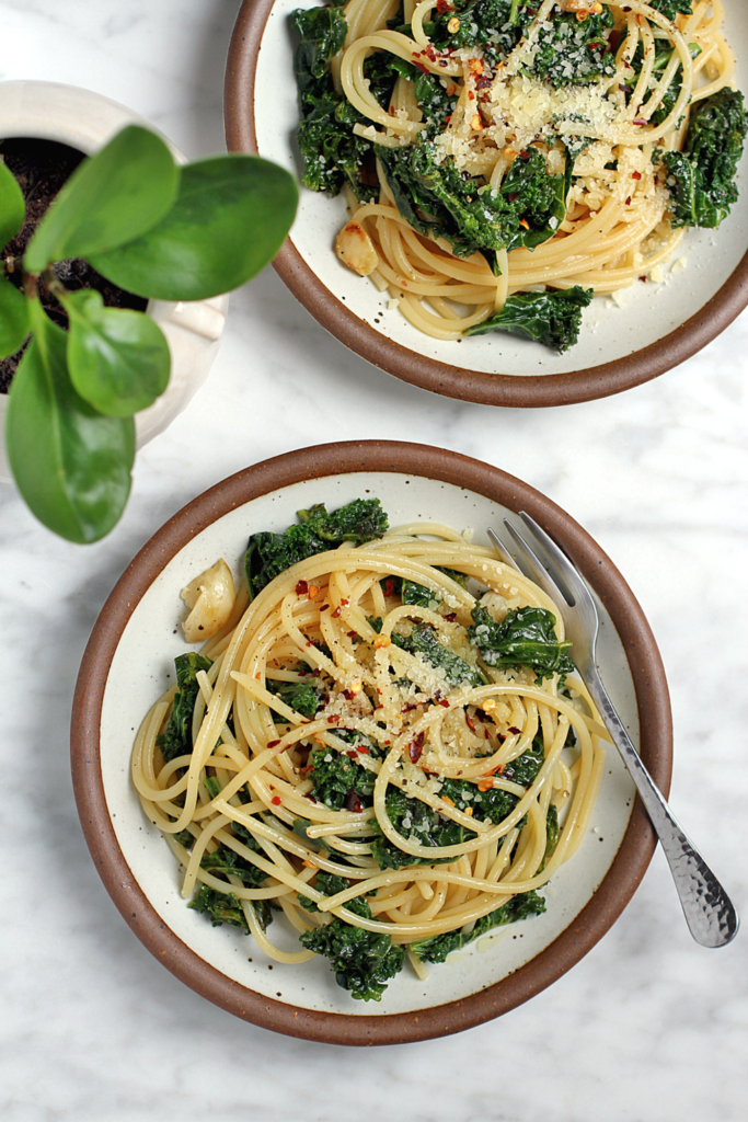 Image of spaghetti aglio e olio with kale.